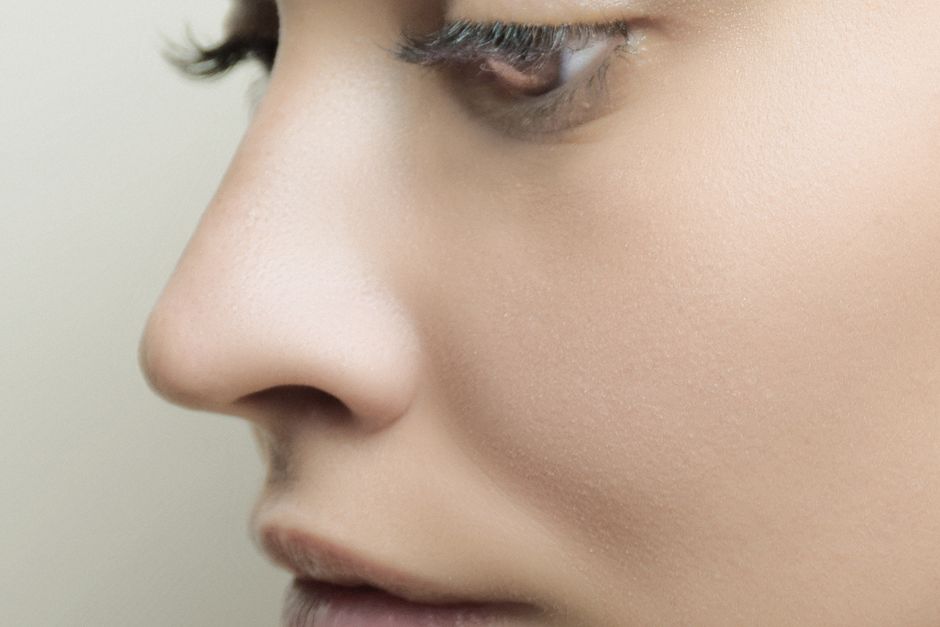 Primer plano de perfil del rostro de una mujer donde se ven la nariz y los labios