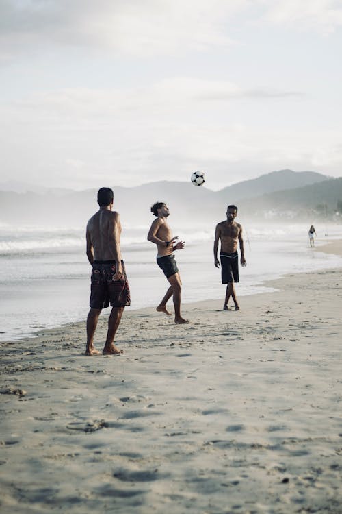 Foto profissional grátis de amigos, areia, bola de futebol