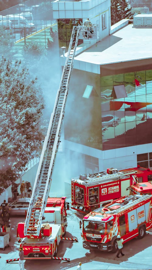 Foto profissional grátis de bombeiros, caminhões de bombeiros, construção