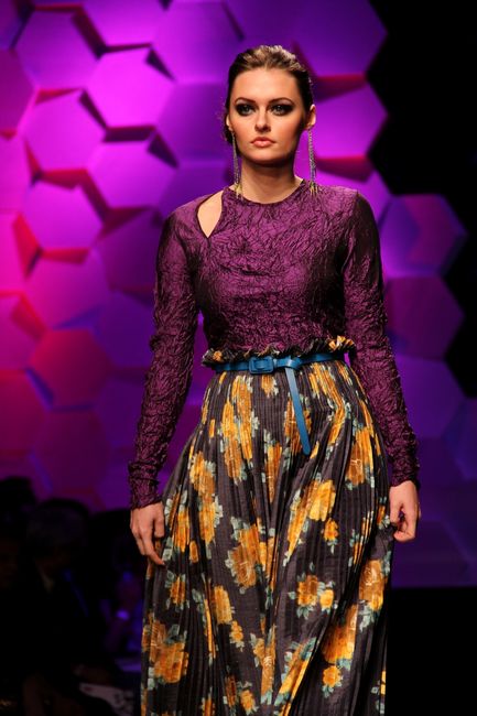 Purple top with a floral pleated skirt. Even took the belt in a different color 💜
#styleinspo #whatiwore #burgundy #skirt #top