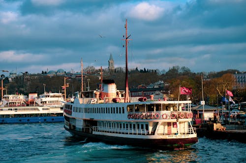 Fotos de stock gratuitas de barco turístico, barcos, ciudad