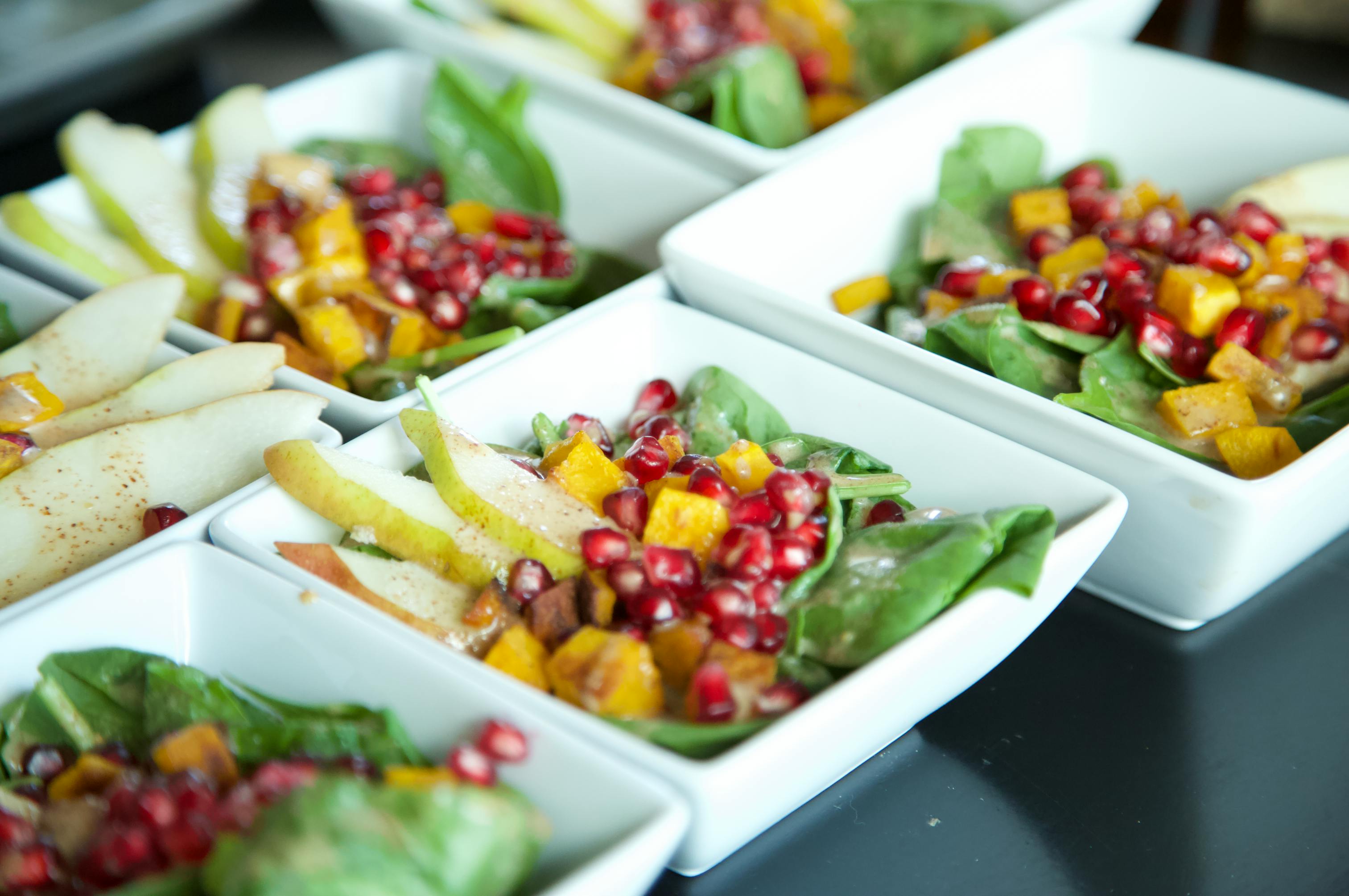 Яскрава подача закусок для фуршету.