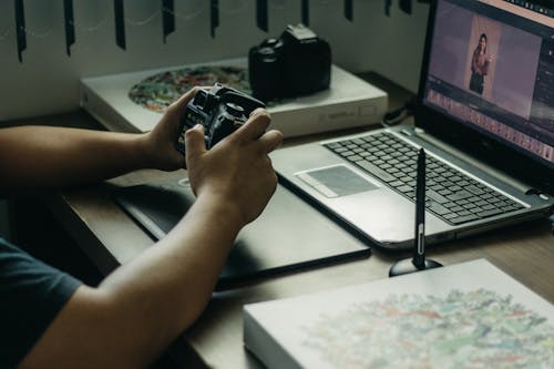 adam, Çalışmak, dizüstü bilgisayar içeren Ücretsiz stok fotoğraf