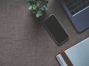 工作区的时尚俯视图，带有笔记本电脑、智能手机和工厂