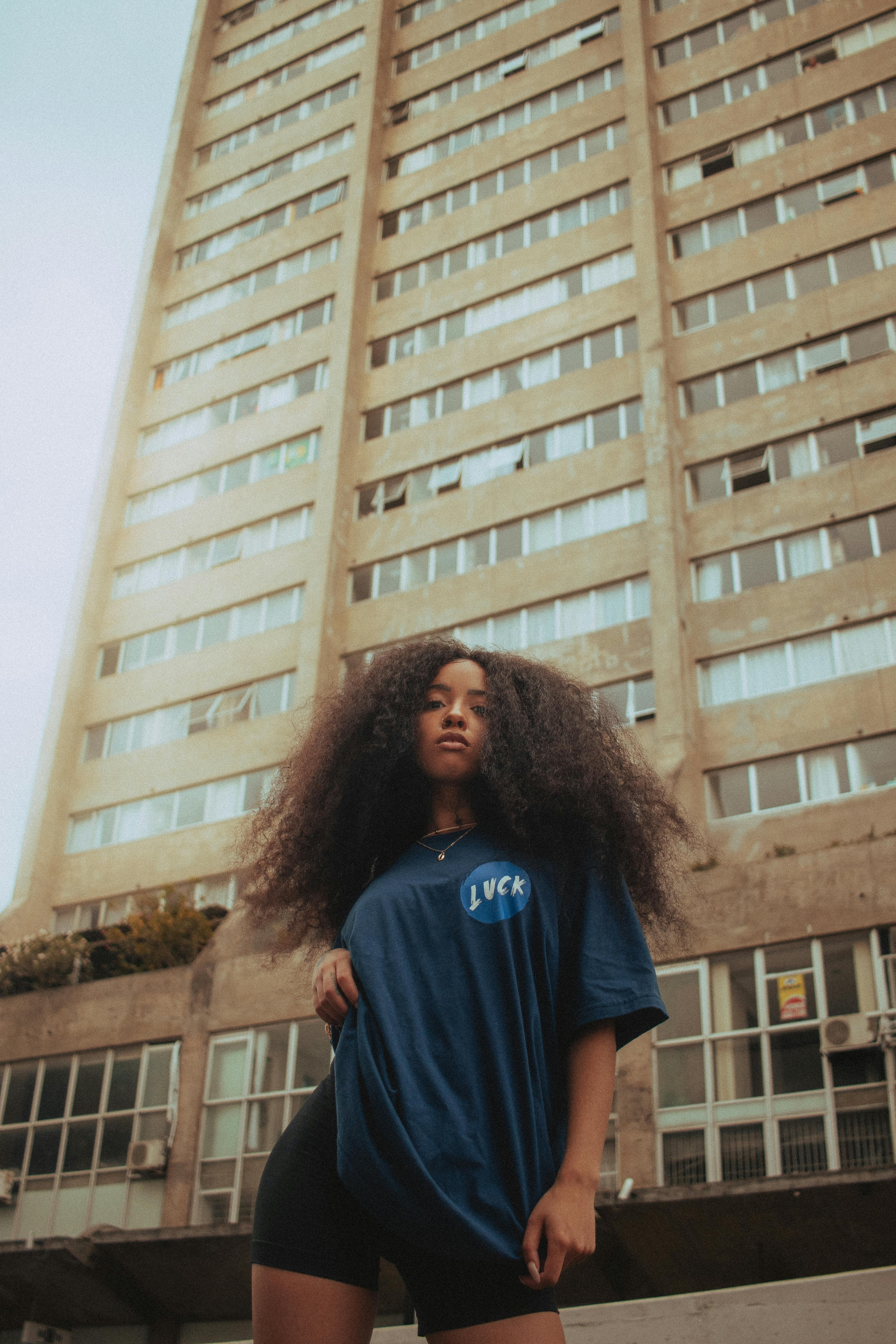 Gratis stockfoto met afro haar, architectuur, blauw shirt Stockfoto