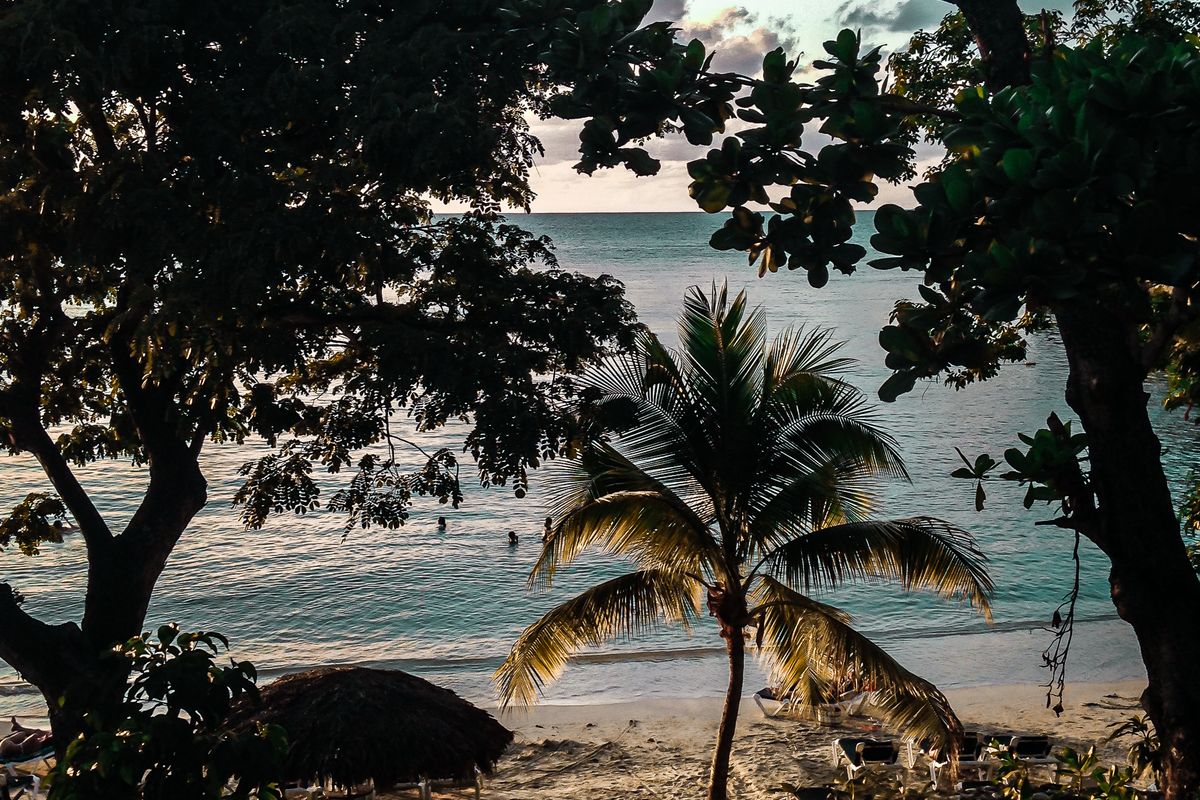 Turquoise water and a tropical beach in Jamaica