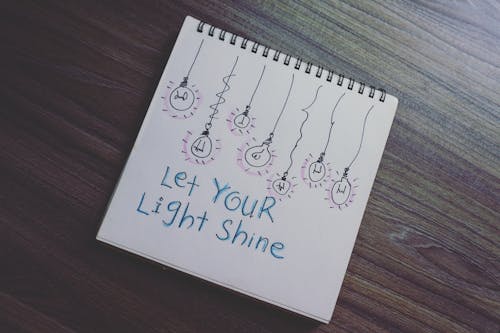 Biarkan Cahaya Anda Bersinar Menggambar Di Notebook