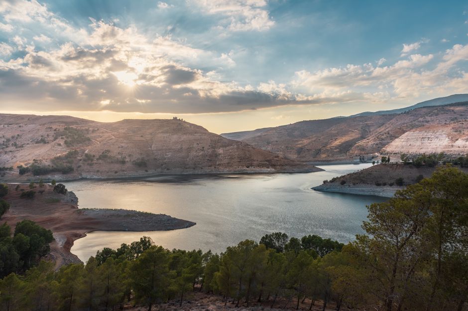 1. Danau dan Waduk: Oase Ketenangan di Tengah Pegunungan 1. Danau dan Waduk: Oase Ketenangan di Tengah Pegunungan