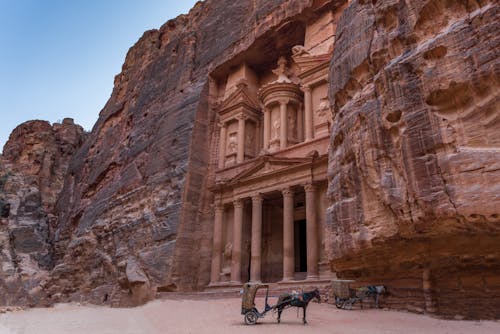 Petra önünde Römorklu At
