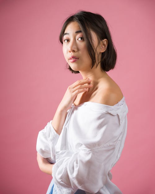 Asyalı kadın, ayakta, Beyaz gömlek içeren Ücretsiz stok fotoğraf