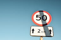 明确的限速和蓝天距离标志提供了指导和信息