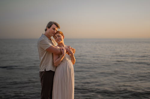 Foto profissional grátis de abraçando, casal, costa