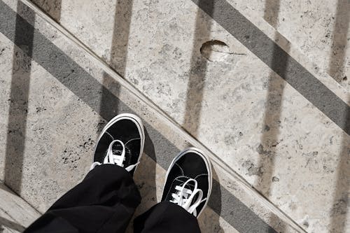 Foto stok gratis alas kaki, biasa saja, hitam & putih