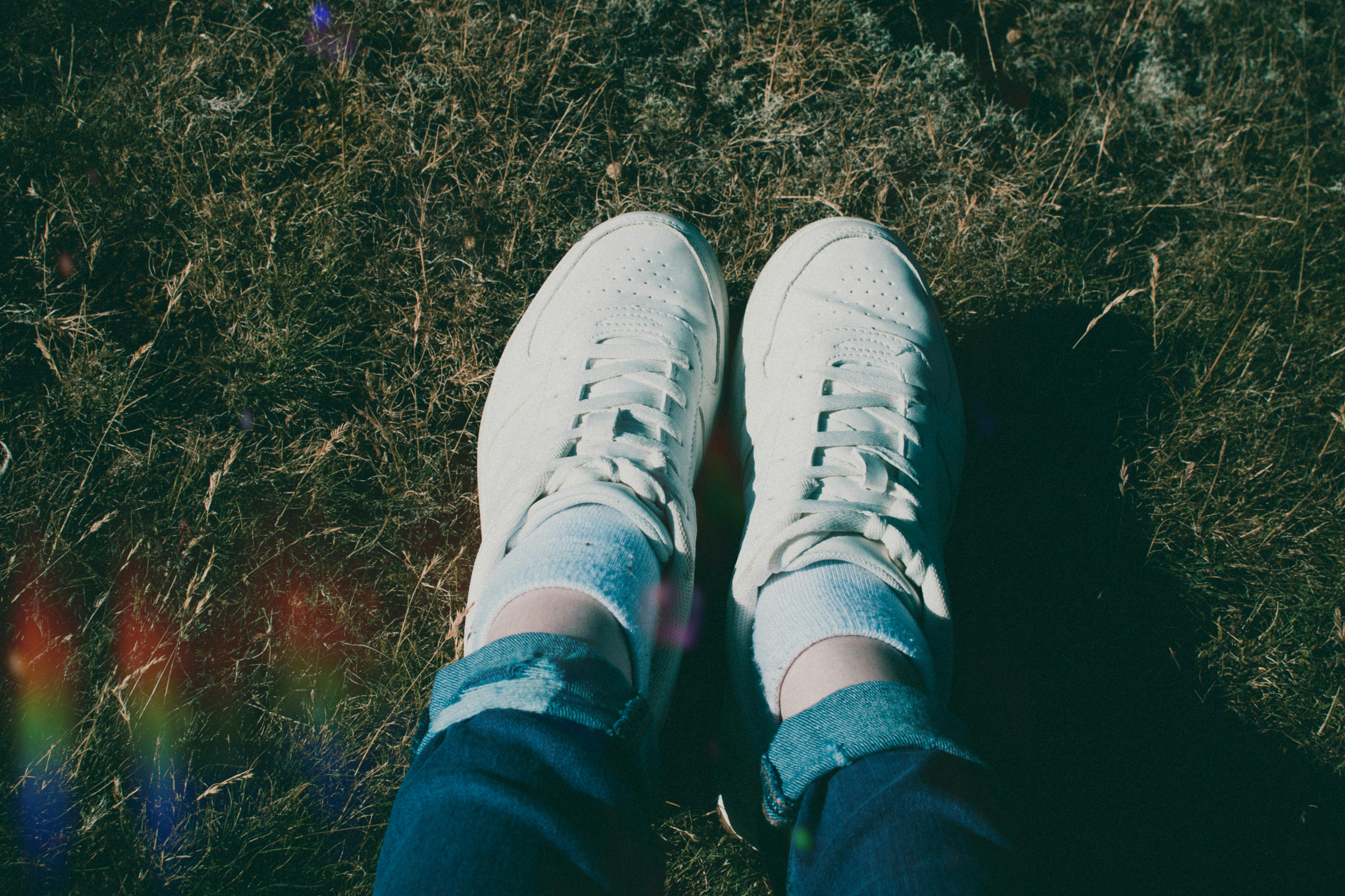 白い靴を履いている人のクローズアップ写真 無料の写真素材