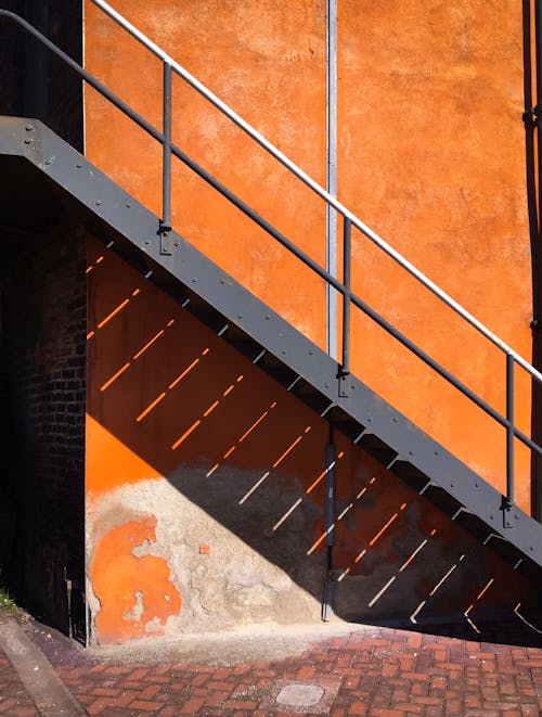 Fotos de stock gratuitas de escaleras, metal, pared naranja