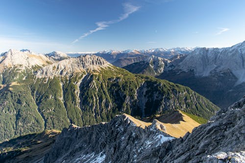 Fotografía Aérea De Una Montaña Bajo Un Cielo Azul