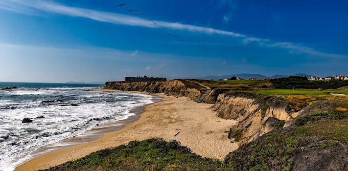 宁静的沙质海岸线、悬崖和蓝天，共同勾勒出一幅田园诗般的海滨画卷