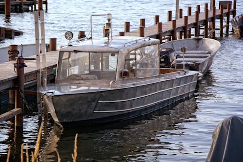 Fotografia Del Prodotto Di Silver Motor Boat Neck Dock Durante Il Giorno
