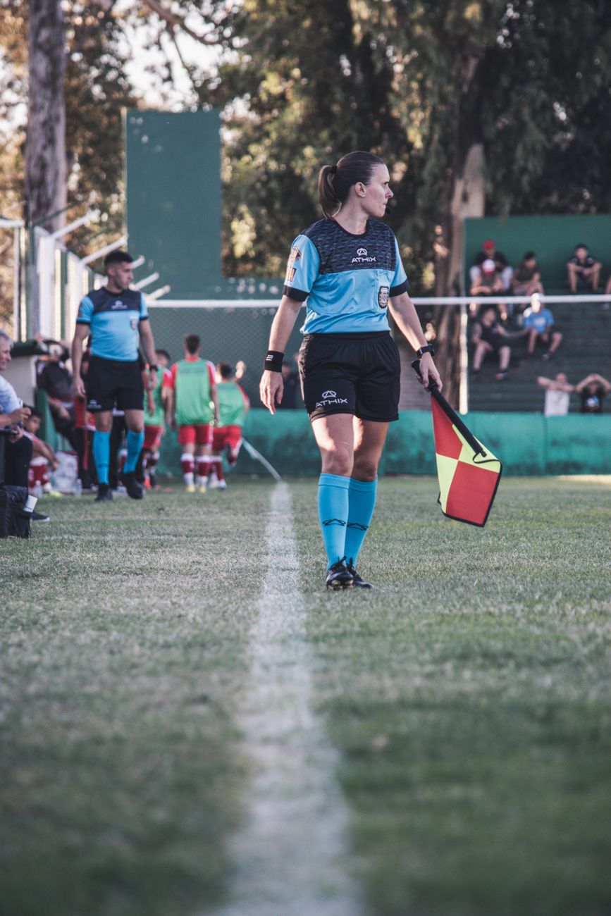 Arbitrul român Istvan Kovacs în acțiune pe terenul de fotbal Arbitrul român Istvan Kovacs în acțiune pe terenul de fotbal