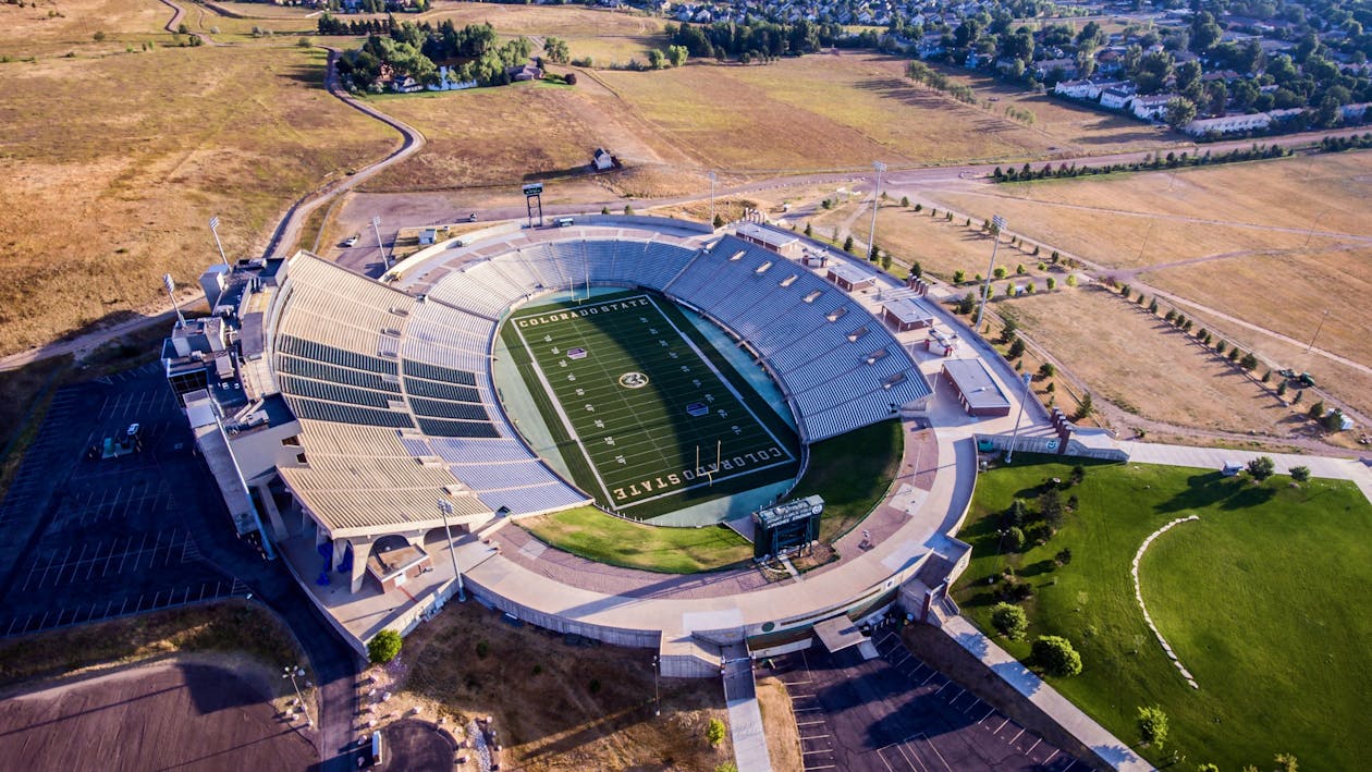 Kostenlos Luftbild Des Grauen Und Weißen Stadions Stock-Foto