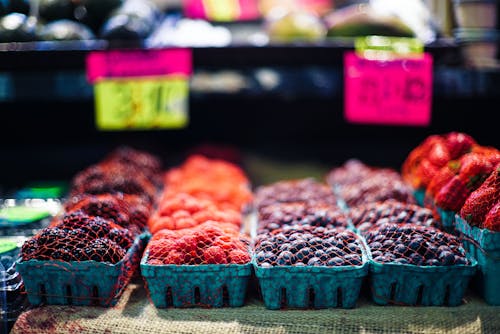 Fruits Sur Des Conteneurs Bleus