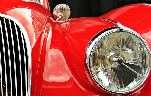 бесплатная Красный и серебряный автомобиль Стоковое фото