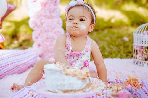 bebek, doğum günü pastası, Gıda içeren Ücretsiz stok fotoğraf