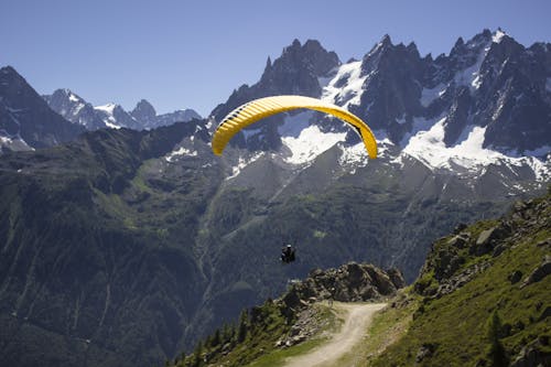 免费 黄色降落伞 素材图片