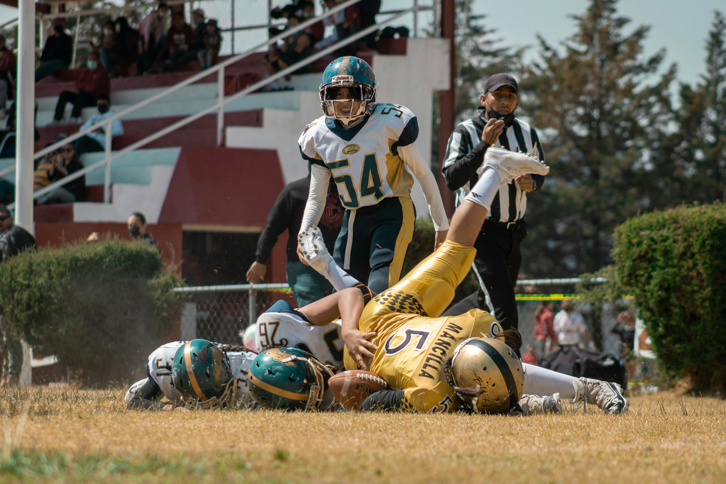 A Team of Women Playing American Football · Free Stock Photo