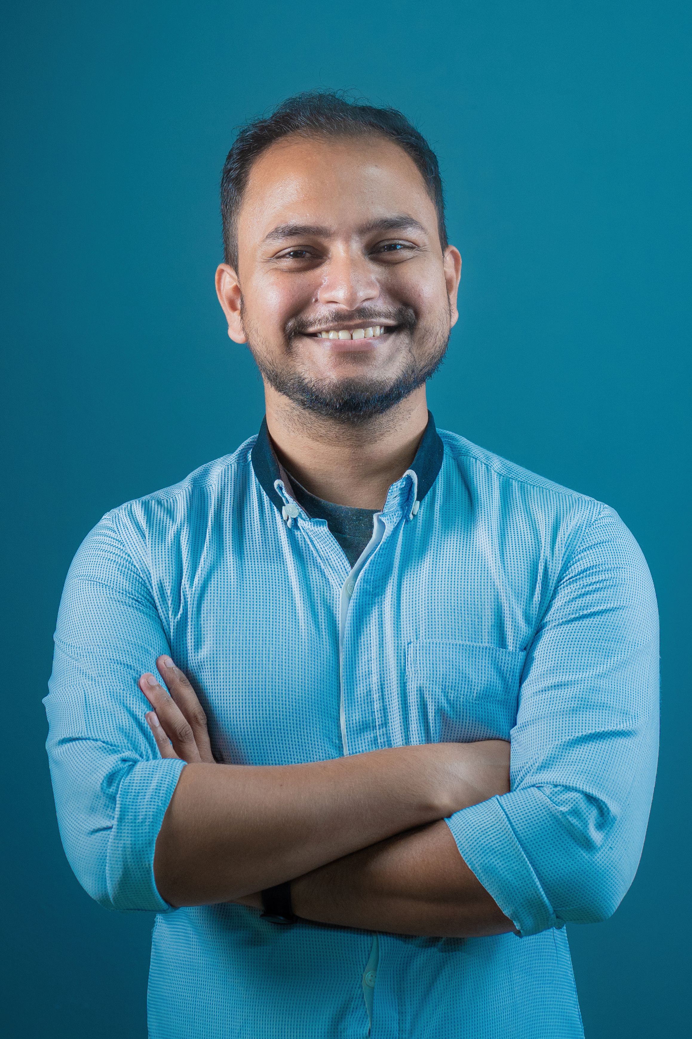 Foto De Retrato De Un Hombre Sonriente Con Los Brazos Cruzados De Pie ...