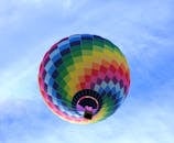 五彩斑斓的热气球在蔚蓝的天空中翱翔，充满活力