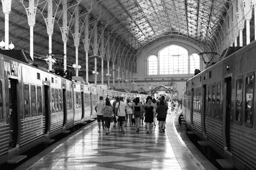 Grupo De Personas En La Estación De Tren