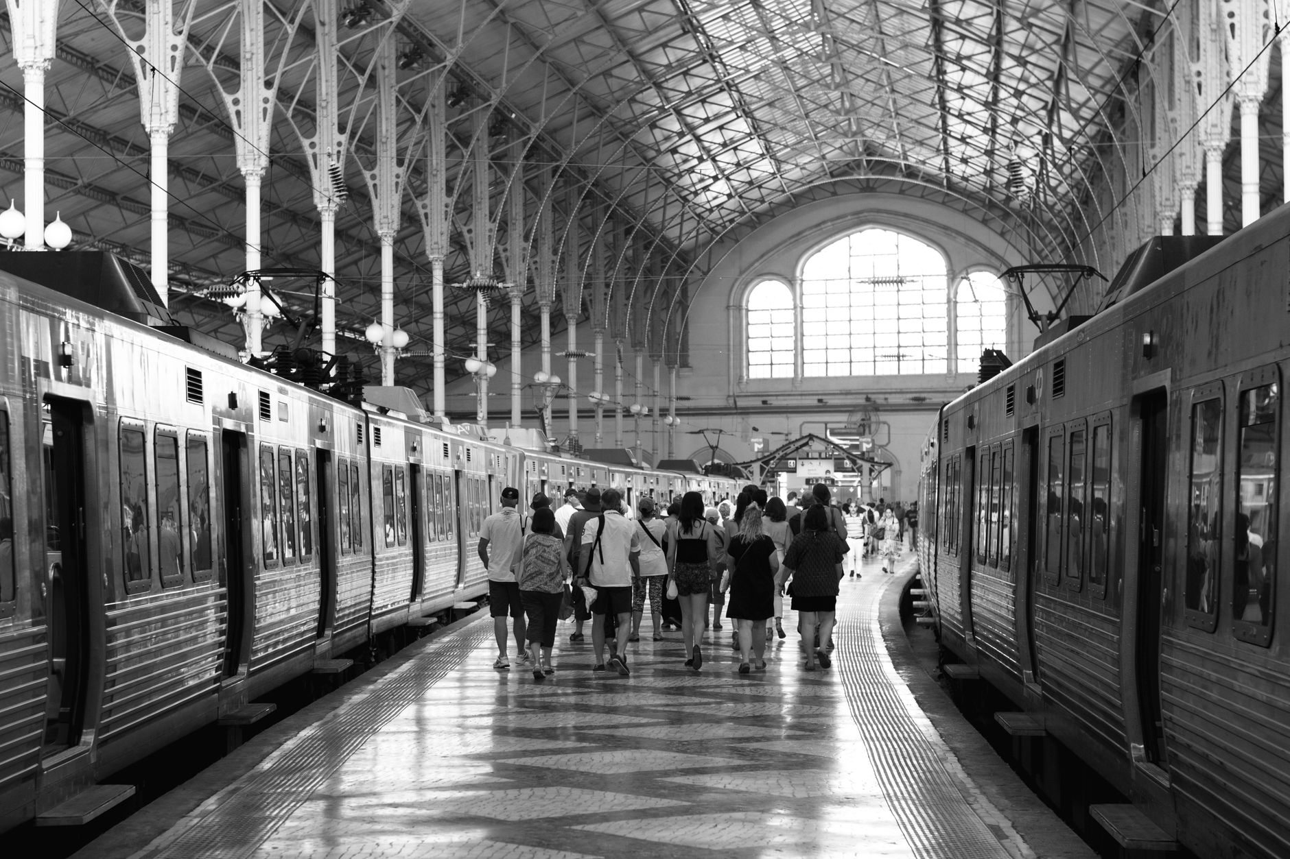 台中火車沿線小站散步圈:每站 30 分鐘步行路線與實用指南 Passengers walking in a historic train station, showcasing urban transit.
