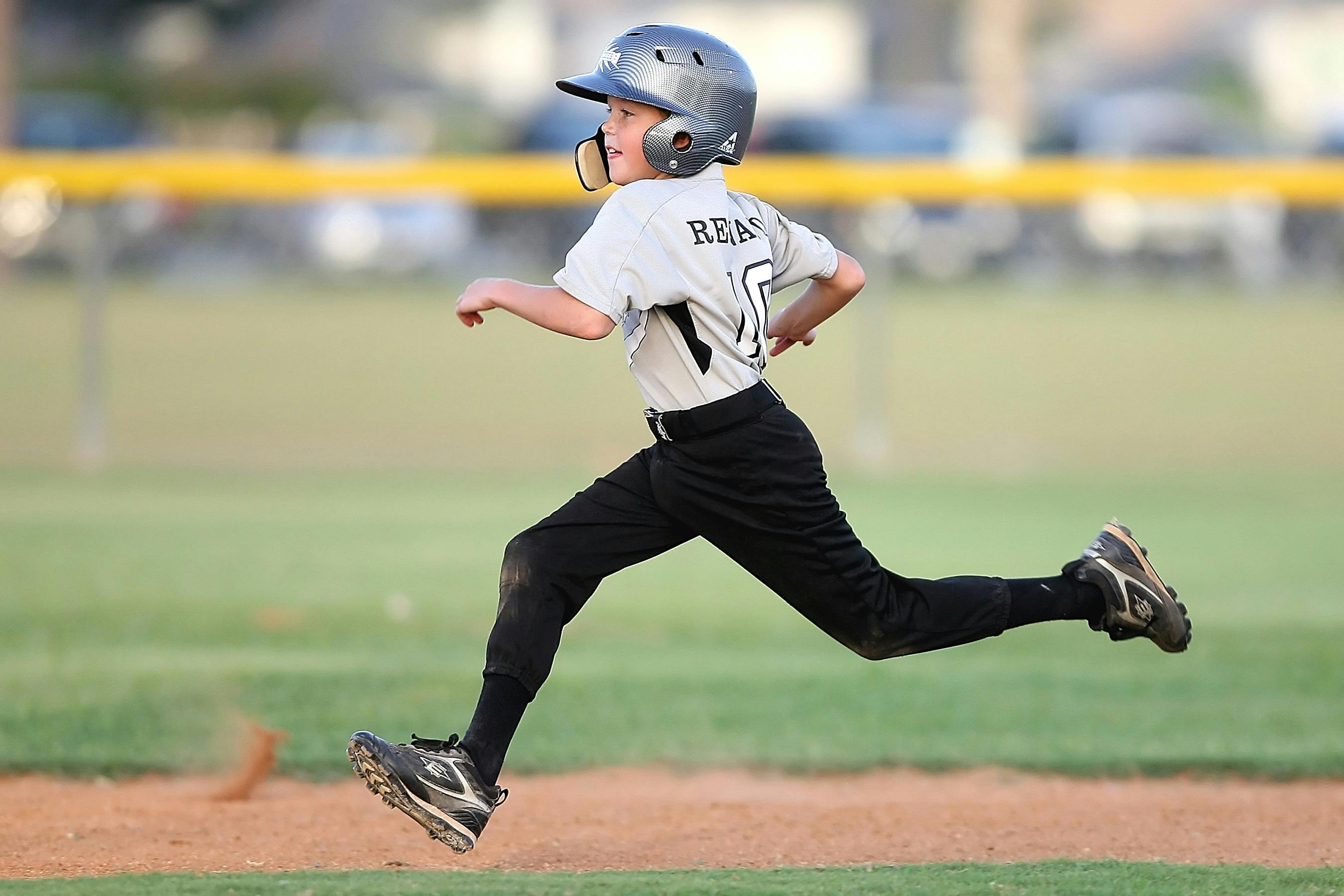 Baseball Player in Gray and Black Uniform Running · Free Stock Photo