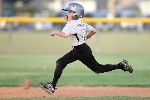 Baseballspieler In Grauer Und Schwarzer Uniform Beim Laufen