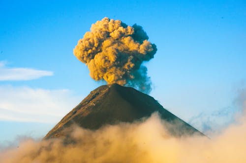 Foto profissional grátis de cinza, erupção, fumaça