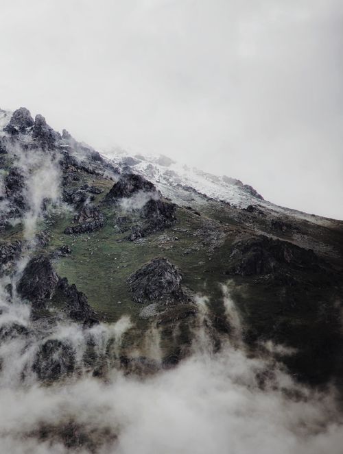 Free Serene mountain landscape with mist and rocky outcrops, perfect for nature lovers. Stock Photo