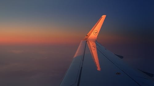 Foto Des Flugzeugflügels Während Der Morgendämmerung