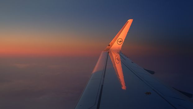 捕捉生动日落天空中机翼的宁静之美，非常适合旅行爱好者