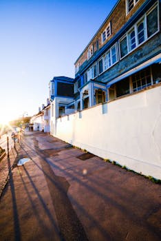 阳光明媚的街道，迷人的城市建筑，还有黎明时分晴朗的天空