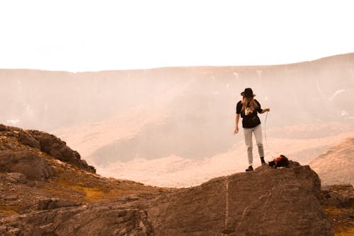 Darmowe zdjęcie z galerii z chodzenie, góry, kobieta