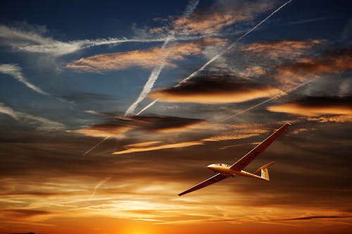 무료 황금 시간 동안 공기에 비행기 스톡 사진