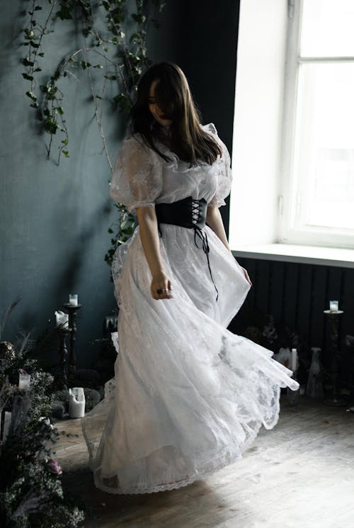 Základová fotografie zdarma na téma bílé šaty, brunetka, místnost