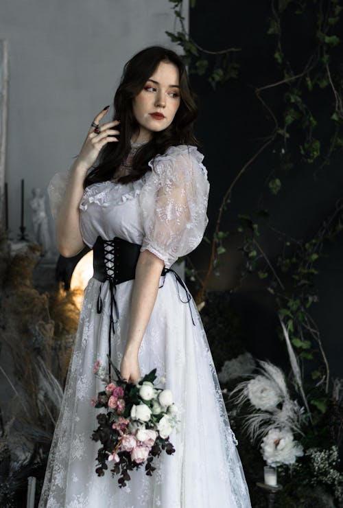 Immagine gratuita di abito in tulle, bouquet, corsetto nero