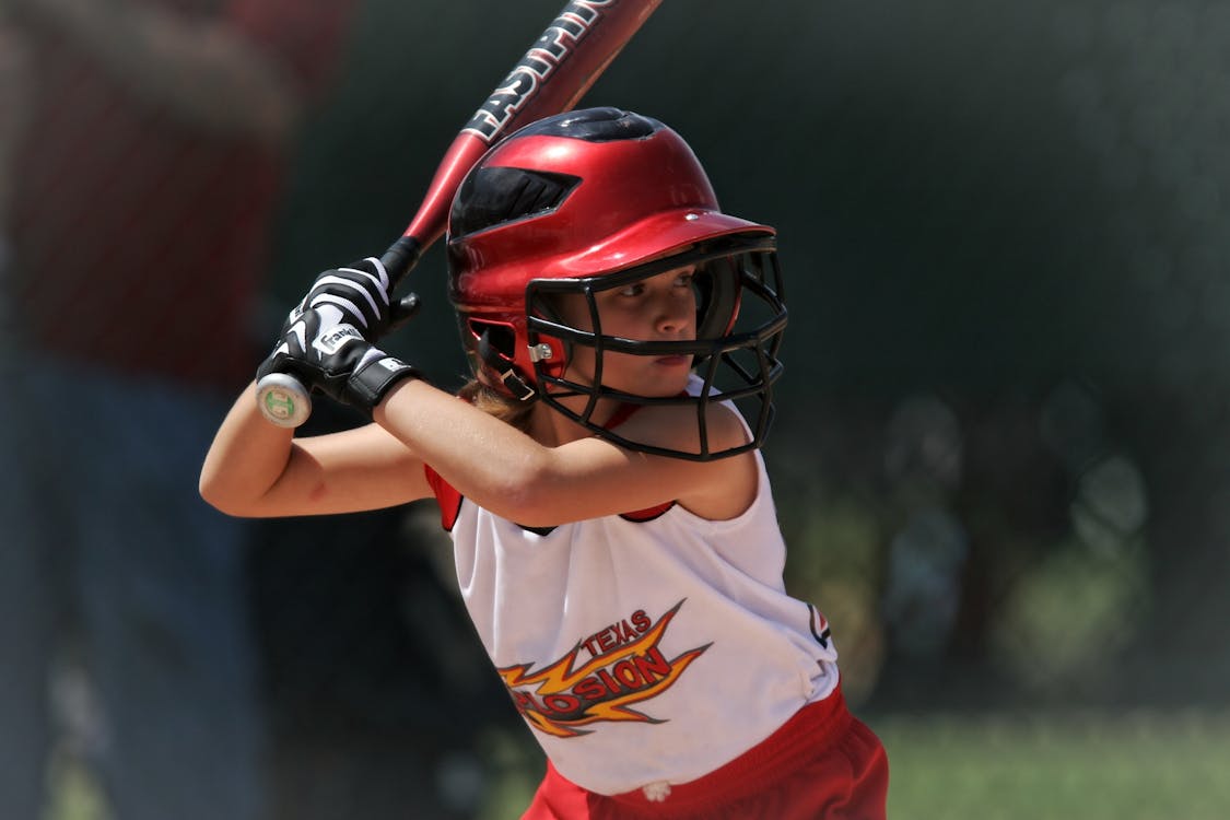 Ücretsiz Kırmızı Ve Beyaz Beyzbol Forması Tilt Shift Lensli çocuk Fotoğrafçılığı Stok Fotoğraflar