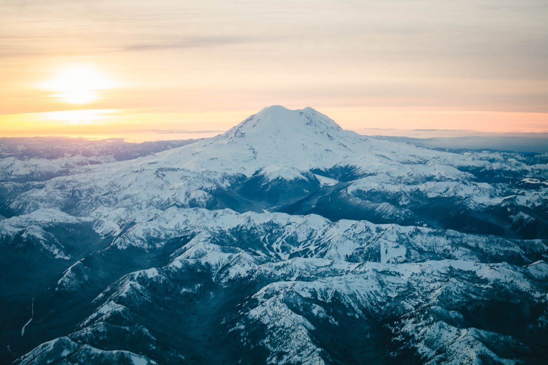 Gratis Gunung Hitam Tertutup Salju Saat Matahari Terbenam Foto Stok