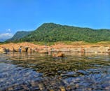 在蓝天下，探索锡尔赫特区的宁静之美，那里有郁郁葱葱的山丘和清澈的河流