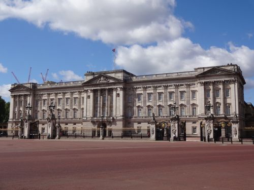 Free A clear view of Buckingham Palace in London with blue sky and clouds in the background. Stock Photo