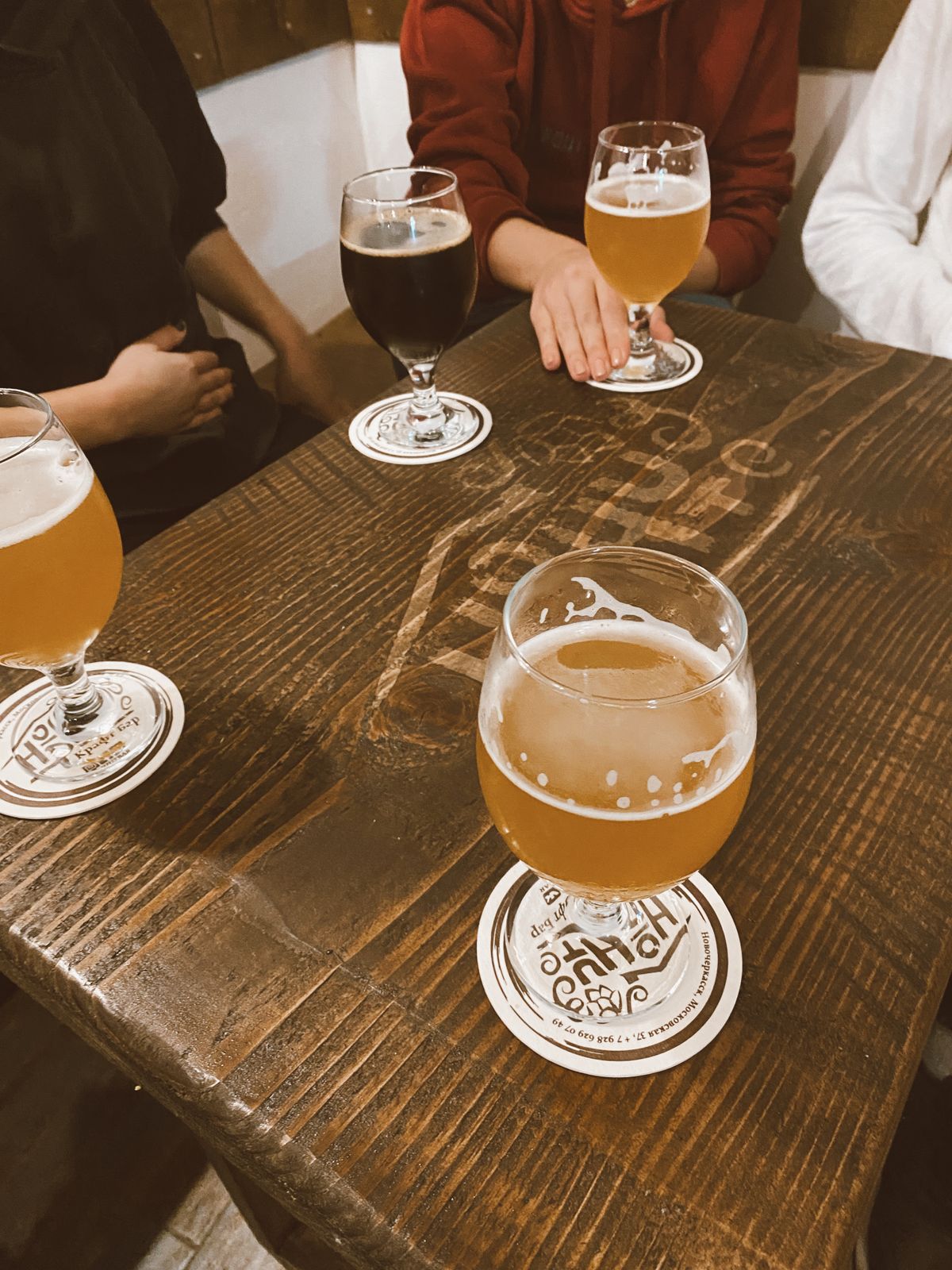 Bicchieri di birra su un tavolo in compagnia, immagine stock