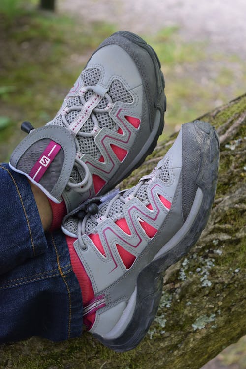 免费 穿着灰色和粉红色skechers跑步鞋的人 素材图片
